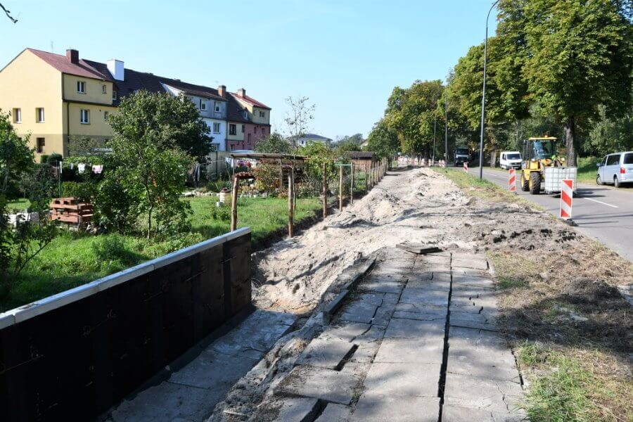 Świnoujście. Droga rowerowa na Warszowie. Wykonawca na ostatnim odcinku.