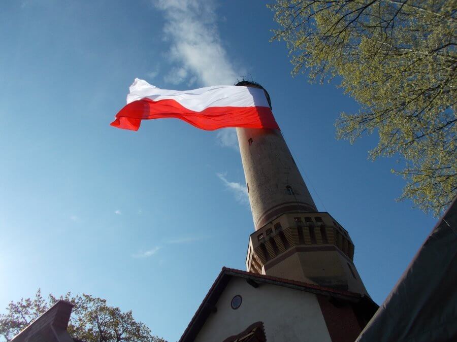 Świnoujście. Największa flaga Polski na najwyższej latarni morskiej.