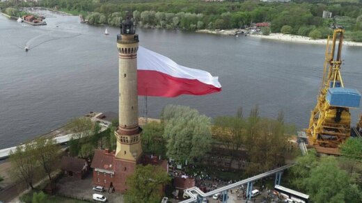 Największa flaga w Polsce na latarni morskiej w Świnoujściu