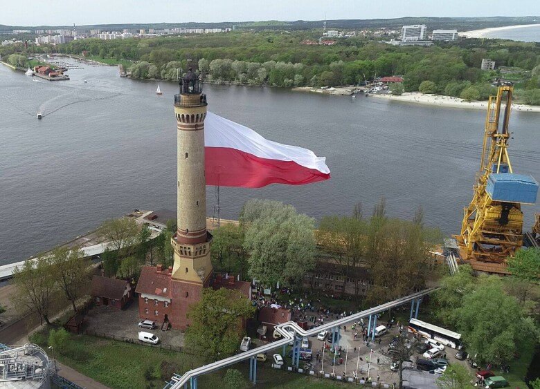 Największa flaga w Polsce na latarni morskiej w Świnoujściu