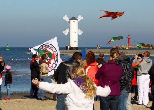 Przypominam o nadchodzącym w najbliższy weekend wydarzeniu. W niedzielę 30 maja zapraszamy media na plażę koło Wiatraka (Stawa Młyny) w Świnoujściu. O godz. 13.30 rozpoczną się Otwarte Mistrzostwa Świnoujścia w Lotach Latawców o Puchar Prezydenta Miasta. Pół godziny później, podczas konferencji prasowej, dziennikarze poznają szczegóły kampanii promocyjnej "Zacumuj bezpiecznie w Krainie 44 Wysp". Do udziału w Otwartych Mistrzostwach Świnoujścia w Lotach Latawców o Puchar Prezydenta Miasta zaproszeni są wszyscy mieszkańcy. Podczas pikniku, o godz. 14 odbędzie się konferencja prasowa rozpoczynająca kampanię "Zacumuj bezpiecznie w Krainie 44 Wysp", która w najbliższych miesiącach będzie promować Świnoujście. Podczas spotkania odbędzie się również przekazanie przedstawicielom miasta statuetki laureata plebiscytu na najromantyczniejsze miejsce na Pomorzu Zachodnim. Wyróżnienie to otrzymał słynny świnoujski wiatrak - Stawa Młyny. Czekamy na Was w niedzielę koło "Wiatraka"! Pozdrawiam Jarosław Jaz Rzecznik Prasowy Prezydenta Miasta Świnoujście Biuro Informacji i Konsultacji Społecznych Urząd Miasta Świnoujście