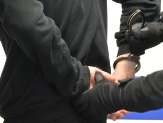 Przed policjantami schował się w wersalce