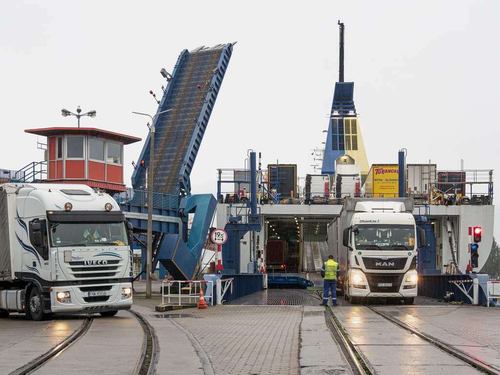 Więcej ciężarówek i naczep na terminalu promowym w Świnoujściu.