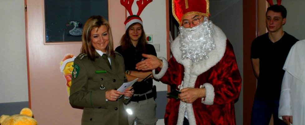 Strażnicy graniczni w orszaku Świętego Mikołaja.